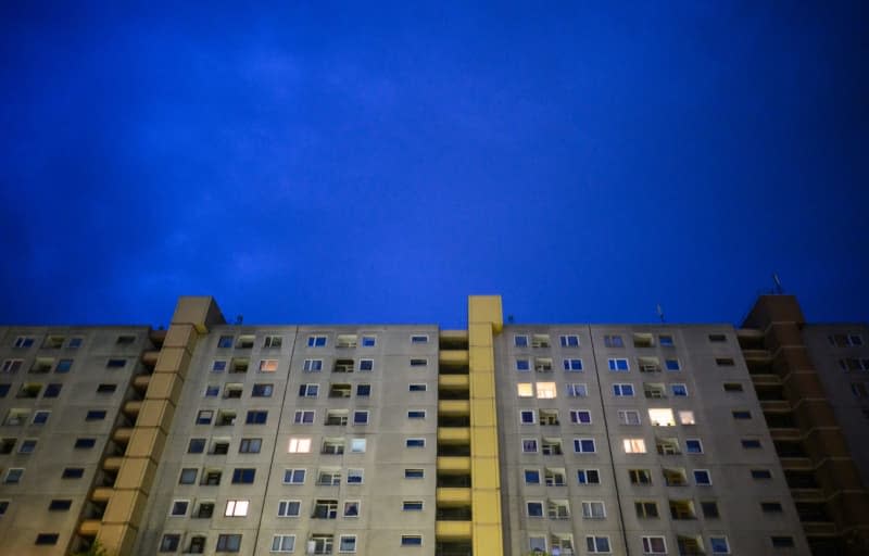 A light is on in a single apartment in a multi-storey apartment building in the Hanover region. The Bertelsmann Stiftung presents a study on population forecasts up to 2040. Julian Stratenschulte/dpa