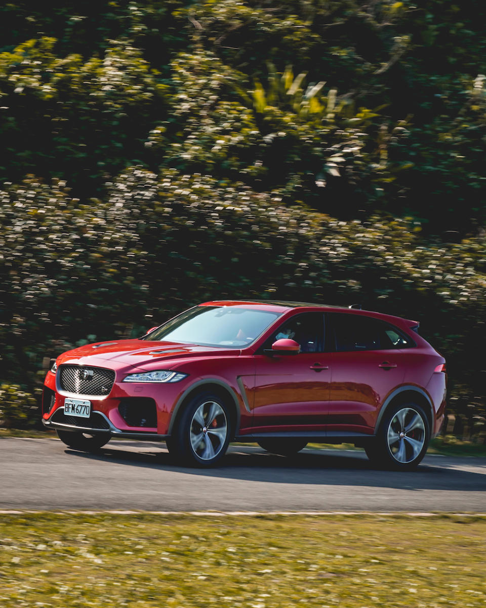 Jaguar F-Pace SVR 行路表現較硬朗，轉向也更清晰。