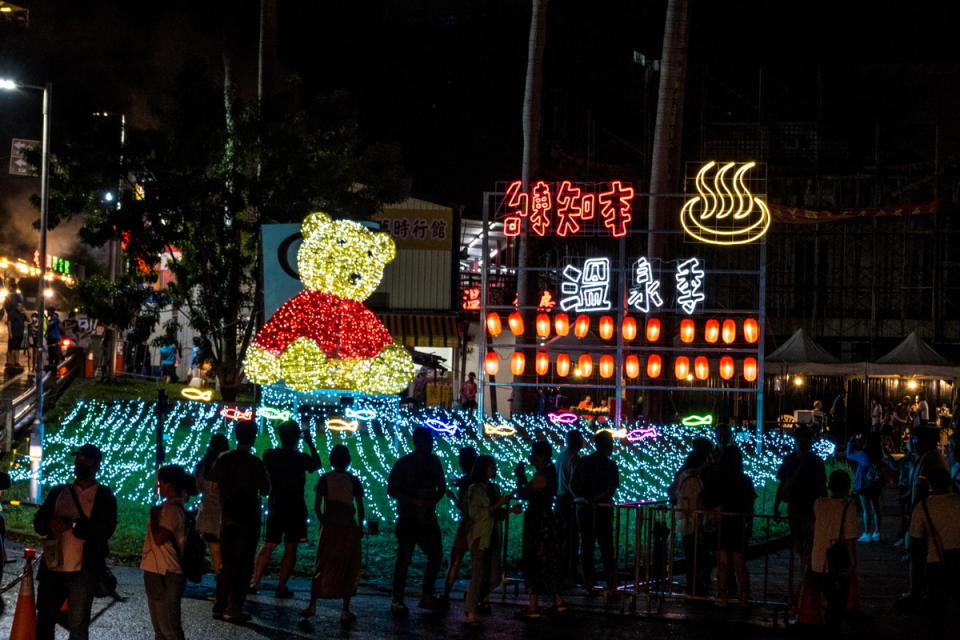 台東知本溫泉今年首次搭配燈飾造景登場，並規劃四大主題燈飾造景。   圖：台東縣政府／提供