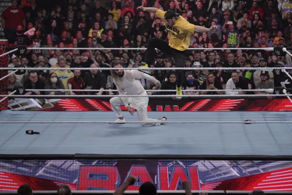 羅根保羅(右)在WWE擂台襲擊對手羅林斯。（美聯社資料照）