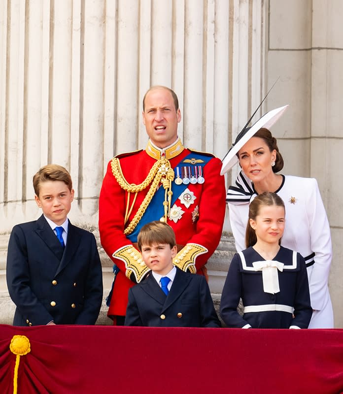 Los príncipes de Gales con sus tres hijos 