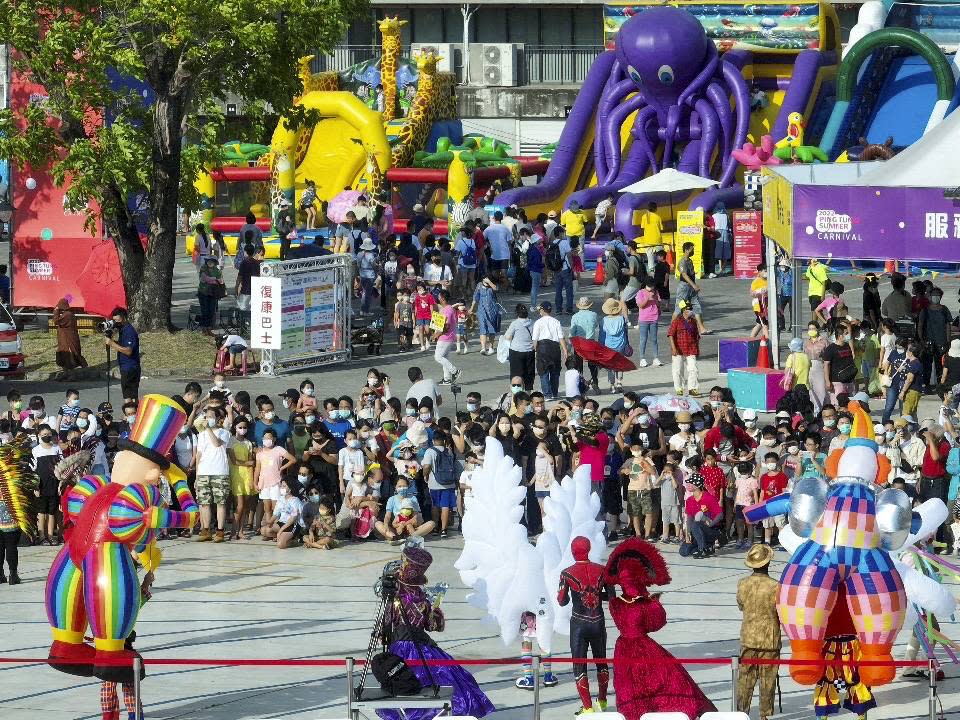 屏東Ｆｕｎ暑假夏日狂歡祭開幕，吸引許多民眾熱情參與。（記者鄭伯勝攝）