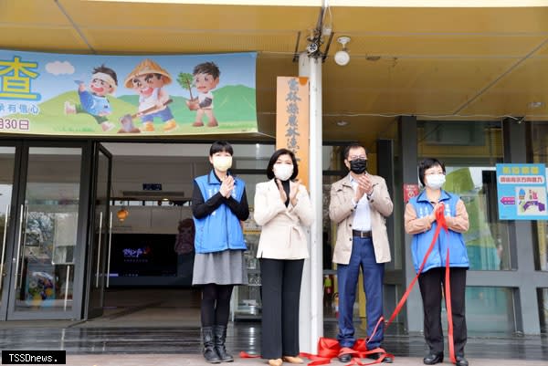 縣長張麗善昨日與主計處長蔡蓮日、農業處長吳芳銘共同為「雲林縣農林漁牧業普查處」揭牌。（記者劉春生攝）