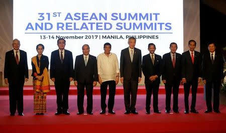 From left, Malaysia Prime Minister Najib Razak, Myanmar State Counsellor Aung San Suu Kyi, Thailand Prime Minister Prayuth Chan-ocha, Vietnam Prime Minister Nguyen Xuan Phuc, Philippine President Rodrigo Duterte, Singapore Prime Minister Lee Hsien Loong, Brunei Sultan Hassanal Bolkiah, Cambodia Prime Minister Hun Sen, Indonesia President Joko Widodo and Laos Prime Minister Thongloun Sisoulith, smile during a family photo before the 31st ASEAN Summit in Manila, Philippines on Monday Nov. 13, 2017. REUTERS/Aaron Favila/Pool