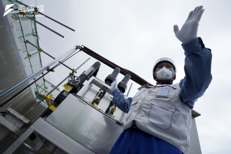 <cite>2023年8月27日，福島第一核電廠的工作人員引導外國媒體記者參觀「核處理水」的稀釋與排放設施。（美聯社）</cite>