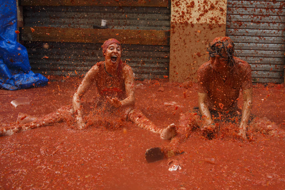 <p>Revellers enjoy the atmosphere in tomato pulp while participating the annual Tomatina festival on Aug. 30, 2017 in Bunol, Spain. (Photo: Pablo Blazquez Dominguez/Getty Images) </p>