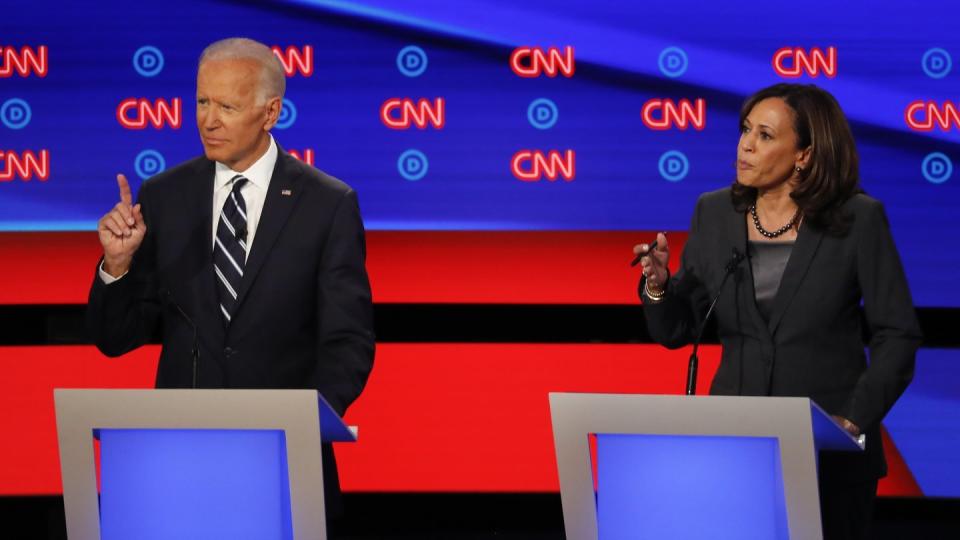 Die damaligen demokratischen Bewerber um die Präsidentschaftskandidatur, Joe Biden und Kamala Harris, sprechen im Juli 2019 während der zweiten TV-Debatte der Demokraten.