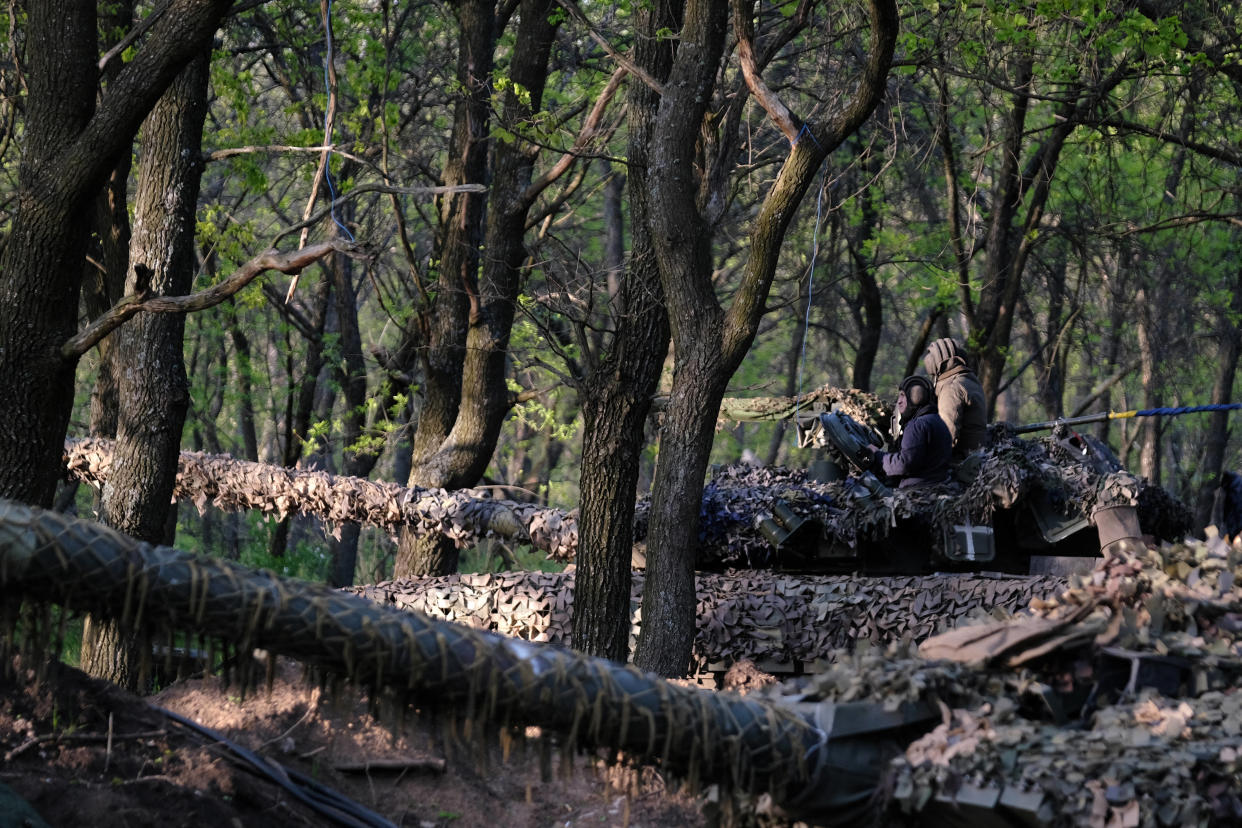 Des militaires ukrainiens près de Bakhmout, le 7 mai 2023, alors que l’Ukraine n’a toujours pas lancé officiellement sa contre-offensive pour reprendre les territoires aux mains des Russes. 