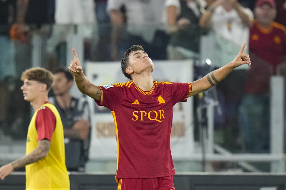 Paulo Dybala festeja tras anotar el cuarto gol de la Roma ante Empoli en la Serie A italiana, el domingo 17 de septiembre de 2023. (AP Foto/Alessandra Tarantino)
