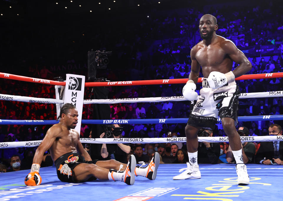 LAS VEGAS, NEVADA - 20 DE NOVIEMBRE: Terence Crawford (R) derriba a Shawn Porter (L) durante su pelea por el campeonato de peso welter de la OMB en Michelob ULTRA Arena el 20 de noviembre de 2021 en Las Vegas, Nevada.  (Foto de Mikey Williams/Top Rank Inc vía Getty Images)