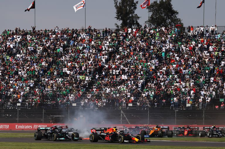 El instante del inicio de la carrera en el que Bottas, que arrancó como líder, quedó en la última posición.