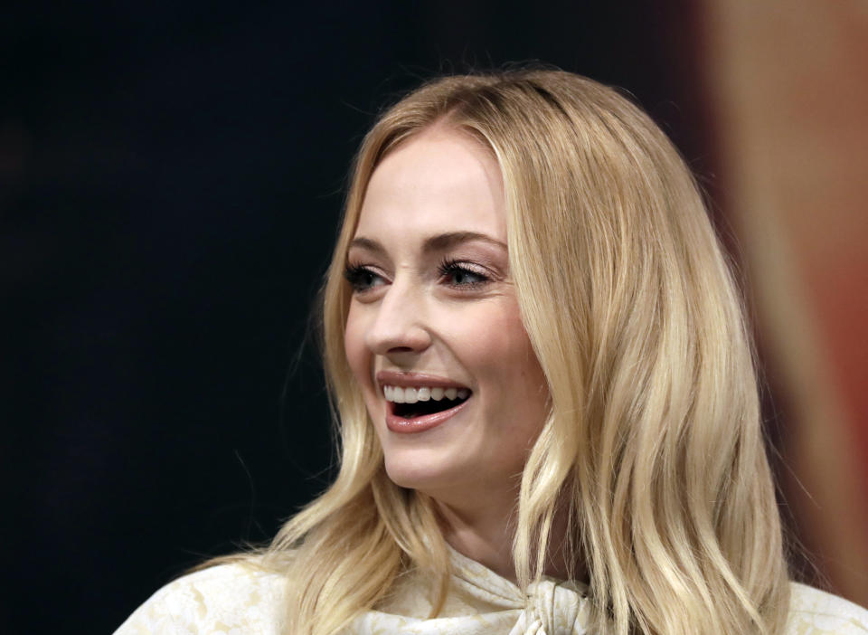 También sufrió depresión Sophie Turner, aunque en caso debido a las críticas negativas que en los primeros años de la serie recibía por interpretar a Sansa Stark. “Simplemente me lo creía. Decía: ‘sí, tengo granos. Estoy gorda. Soy mala actriz’”, contó en el programa de radio ‘Phill in the Blanks’. La actriz reveló que incluso llegó a pensar en el suicidio, pero ahora se encuentra mucho mejor. Sin embargo, sigue en tratamiento. (Foto: Lee Jin-man / AP).