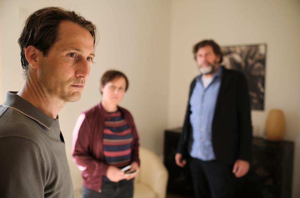 Psychologe Christian Schieblon (David Rott, links) erfährt von Friedemann Berg (Hans-Jochen Wagner) und Franziska Tobler (Eva Löbau), dass seine Frau tot ist. (Bild: SWR/Benoît Linder)