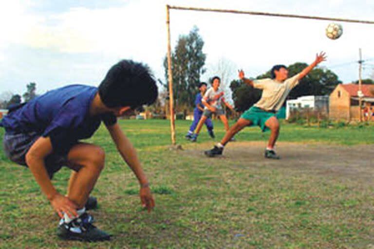 Una imagen clásica de nuestra tierra: los chicos desarrollan sus destrezas en un potrero para jugar más tarde en un club de fútbol con el fin de llegar 
a la primera división