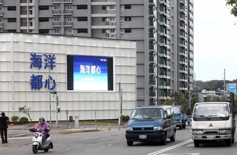 目前宏泰在淡海約有4萬1千坪土地，已經開發2萬坪，知名開發案為「海洋都心」共有3期，合計3,650戶。