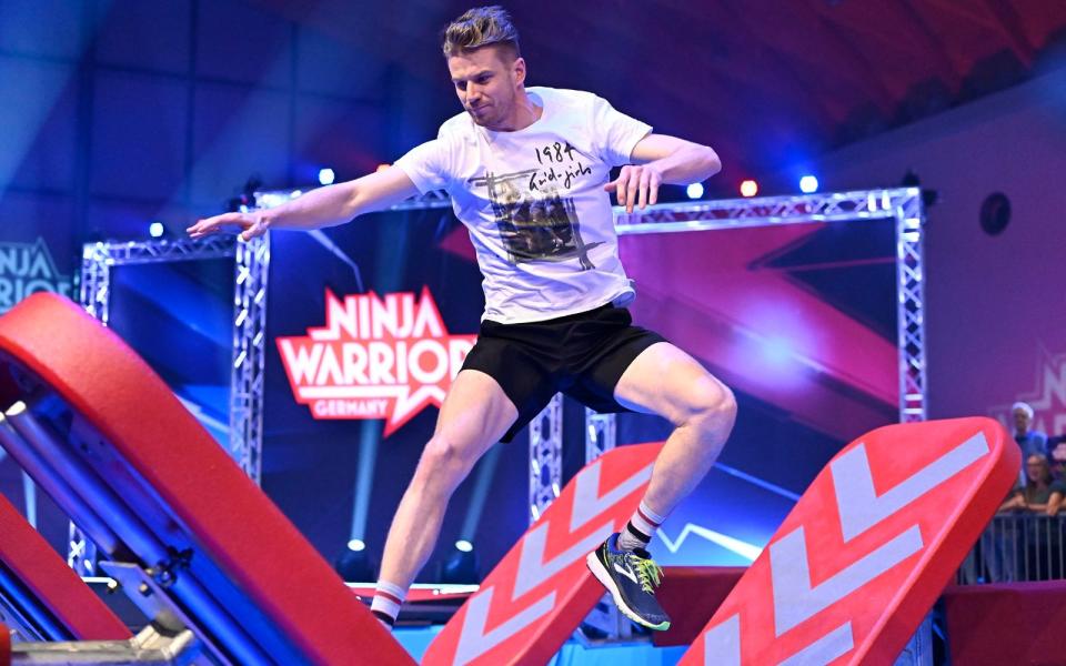 Was ist "Ninja Warrior" eigentlich? Eine TV-Show, sicherlich. Moderator Frank Buschmann sagt über das Action-Spektakel: "Wenn es diese Sendung nicht geben würde, dann müsstest du sie erfinden." Oder müsste man "Ninja Warrior" schon als eigene Sportart führen, wenn zigfache Landemeister, Vize-Weltmeister und sogar ein Formel-1-Star (Bild) daran teilnehmen?