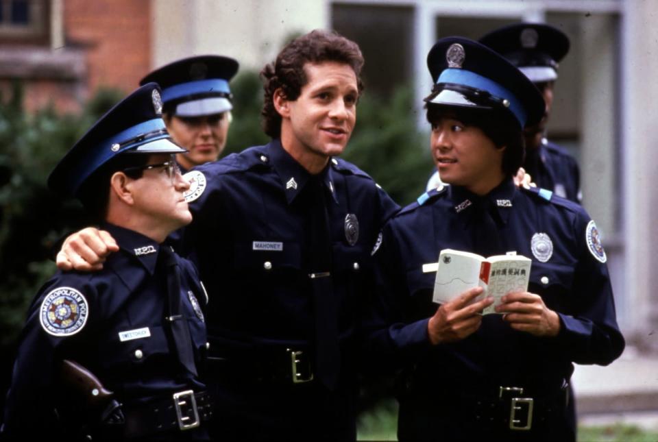 Er hatte die größte, lauteste, aber auch charmanteste Schnauze aller Polizeikadetten: Die Rolle des Carey Mahoney in der "Police Academy"-Reihe machte Steve Guttenberg (Mitte) zum Star. (Bild: Warner Bros.)