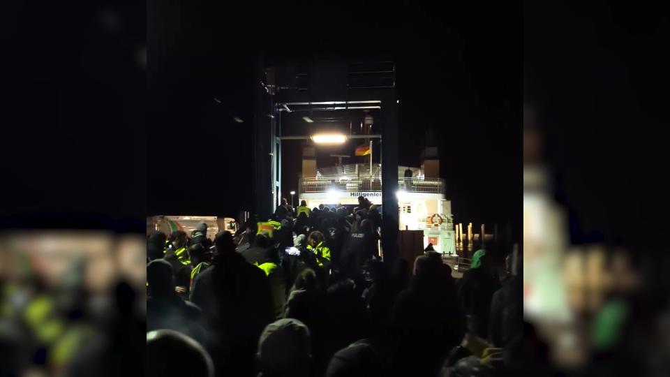 Wütende Bauern hindern Vizekanzler Robert Habeck (Grüne) in Schlüttsiel in Schleswig-Holstein am Verlassen einer Fähre. (Screenshot vom Video: -/WestküstenNews/dpa)