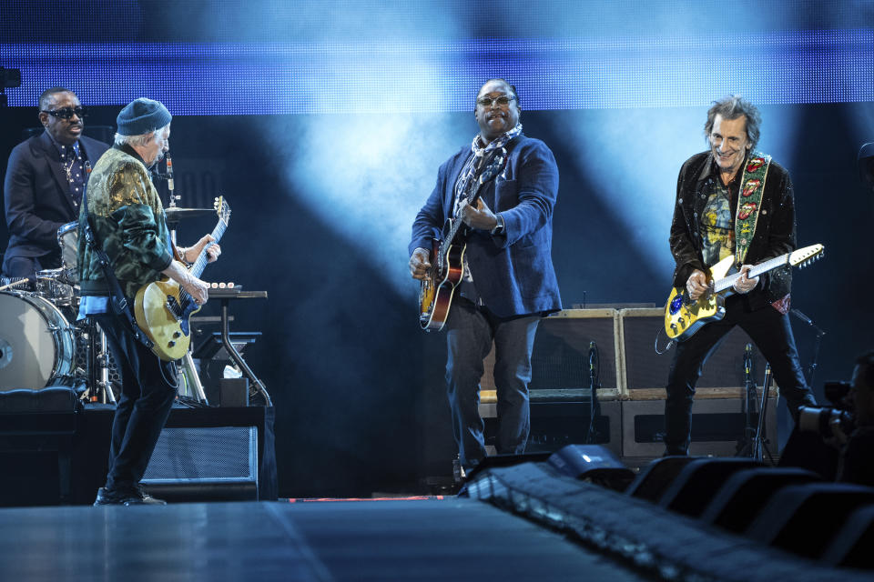 Keith Richards, izquierda, Darryl Jones, y Ronnie Wood de Los Rolling Stones se presentan en la primera noche de la etapa estadounidense de su gira "Hackney Diamonds" el domingo 28 de abril de 2024 en Houston. (Foto Amy Harris/Invision/AP)