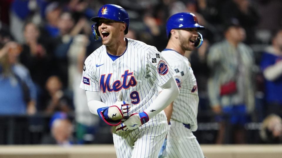 22 de septiembre de 2024; Ciudad de Nueva York, Nueva York, EE. UU.; El jardinero izquierdo de los Mets de Nueva York, Brandon Nimmo (9), reacciona al conectar un jonrón mientras recorre las bases contra los Filis de Filadelfia durante la sexta entrada en el Citi Field. 