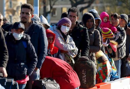 Migrants queue on a bridge crossing the border river Inn at the German-Austrian frontier between Braunau and Simbach am Inn near Passau, Germany November 1, 2015. REUTERS/Michael Dalder