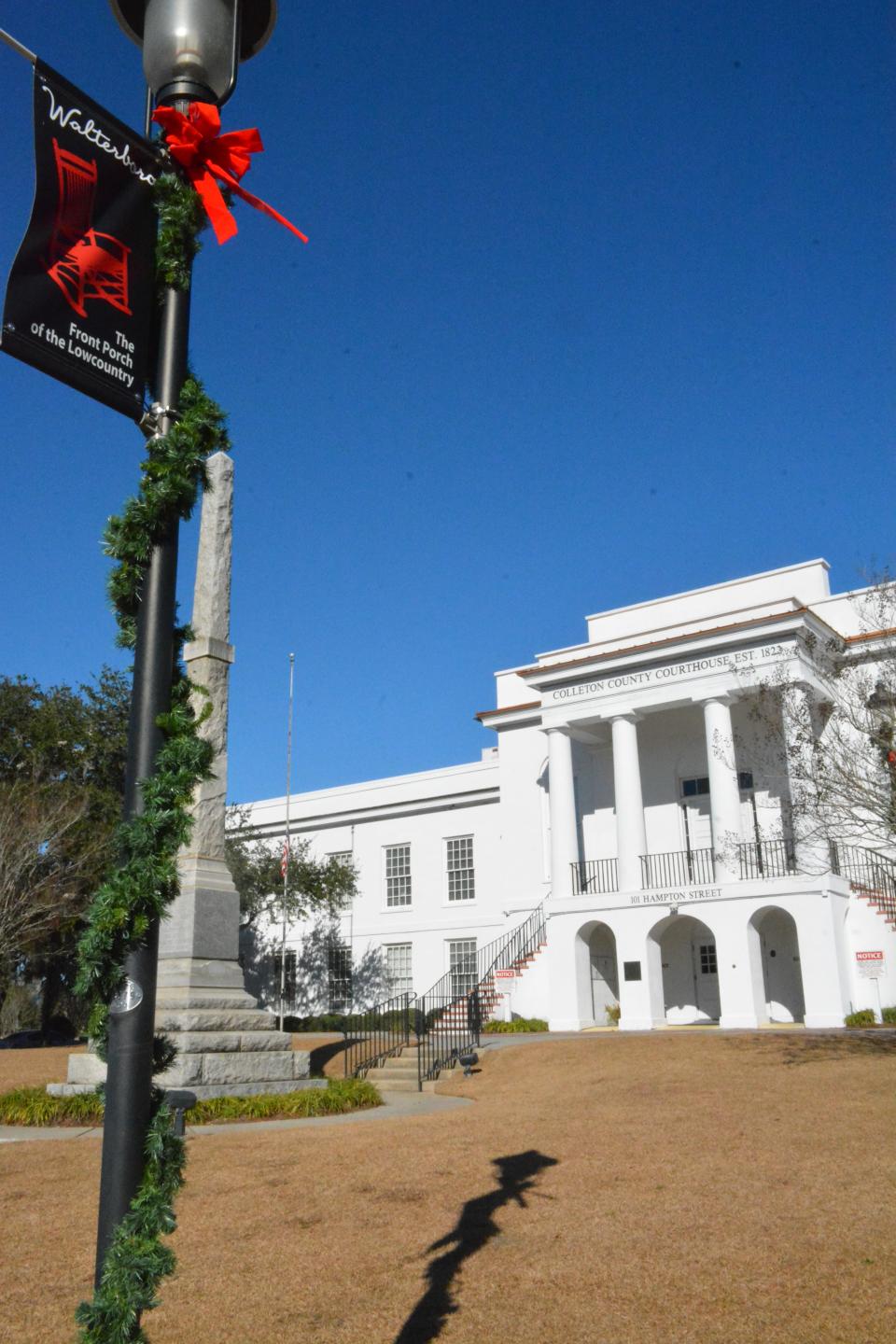 'Front Porch of the Lowcountry" signs welcome visitors to the Colleton County Courthouse, which will soon play host to an internationally followed double murder trial.