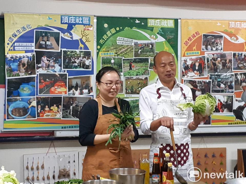 韓國瑜今天在嘉義市頂庄社區當起廚師。   圖：蔡坤龍/攝