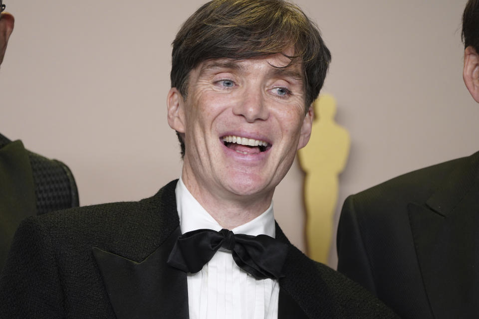 Cillian Murphy ganador del premio a mejor actor por "Oppenheimer" posa en la sala de prensa en los Oscar el domingo 10 de marzo de 2024, en el Teatro Dolby en Los Ángeles. (Foto Jordan Strauss/Invision/AP)