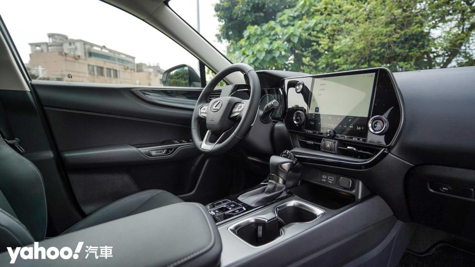 2022 Lexus NX200豪華版都會試駕，真超值？聰明如你的第一選擇！