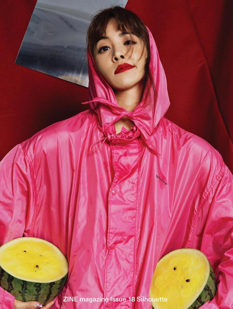 蔡依林即使著雨衣抱著西瓜，如此平民風味的物品在她手中有格外有魅力。（ZINE Magazine）