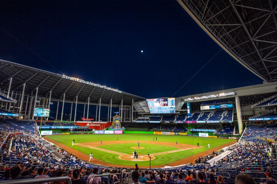 La asistencia a los partidos de los Miami Marlins ha descendido de 20 585 a 10 054.