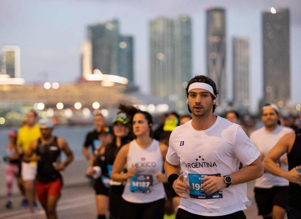 Corredores bajan por el Viaducto MacArthur mientras participan en el Maratón y Medio Maratón Life Time de Miami, el domingo 29 de enero de 2023, en Miami, Florida.