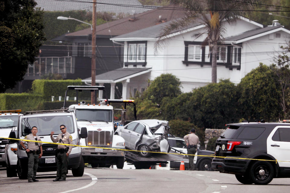 Sheriff deputies monitor the scene where four women were killed in a multi-vehicle crash in Malibu (Genaro Molina / Los Angeles Times via Getty Images)