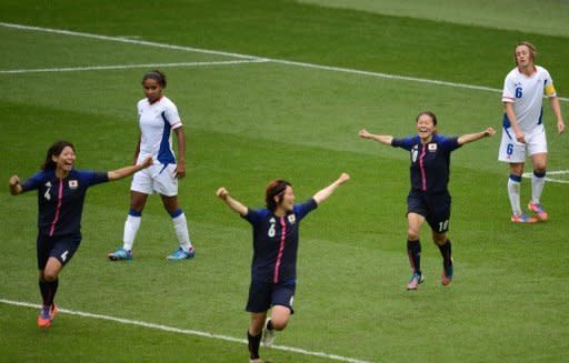 Las francesas Laura Georges (2aI) y Sandrine Soubeyrand (d) miran el festejo de sus rivales japonesas que anotaron el segundo gol, y se aseguraron su primera medalla olímpica. (AFP | christophe simon)