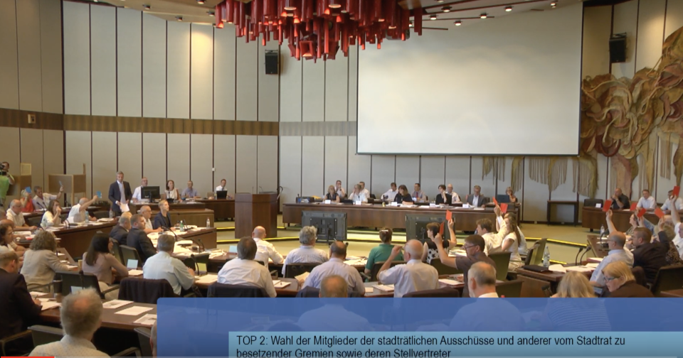 Bei der Abstimmung über den Hauptausschuss stimmte die AfD mit ihren blauen Kärtchen (hinten links) geschlossen für den Antrag der SPD. (Screenshot Stadtrat Ludwigshafen)