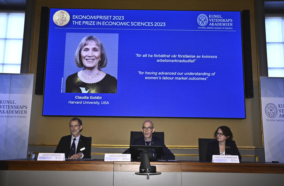 De izquierda a derecha, Jakob Svensson, presidente de la Real Academia Sueca de las Ciencias; Hans Ellegren, secretario permanente de la academia, y Randi Hjalmarsson, miembro del comité del premio en ciencias económicas en Memoria de Alfred Nobel, que anuncian a la ganadora del galardón, conocido como Nobel de Economía, en Estocolmo, el lunes 9 de octubre de 2023. Claudia Goldin, profesora de la Universidad de Harvard, ganó el lunes el Nobel de Economía por sus estudios sobre la brecha de género en el mercado laboral. (Claudio Bresciani /TT News Agency via AP)