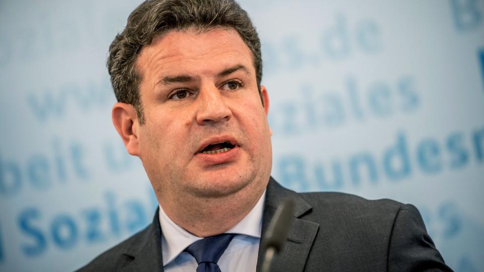 Arbeitsminister Hubertus Heil will die Aufstockung des Kurzarbeitergeldes und die Übernahme der Sozialversicherungsbeiträge bis März 2022 verlängern.