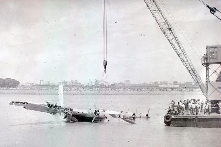 La grúa con capacidad para levantar 30 toneladas intenta el rescate del avión accidentado en el hidropuerto de la Ciudad de Buenos Aires en 1957