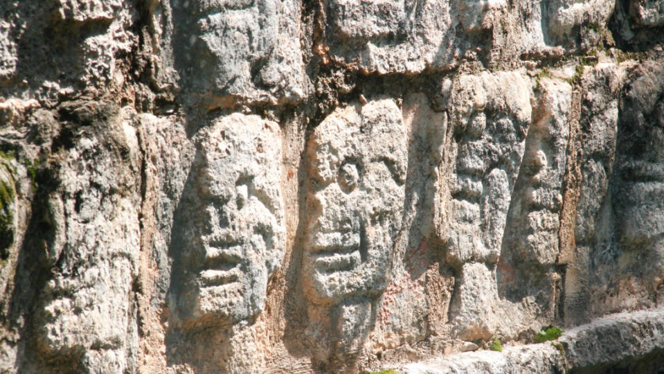 2020年10月24日，墨西哥尤加丹半島的奇琴伊察遺址，古建築物的牆壁上雕刻著人頭紋路。美聯社