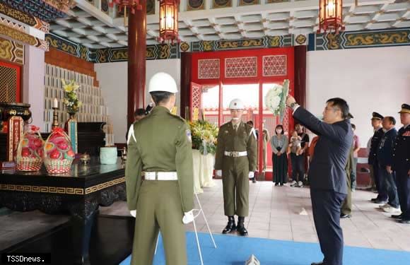 南市公祭革命先烈暨陣亡將士，市長黃偉哲代表向烈士上香、獻花，感念先烈成仁取義精神。（記者李嘉祥攝）