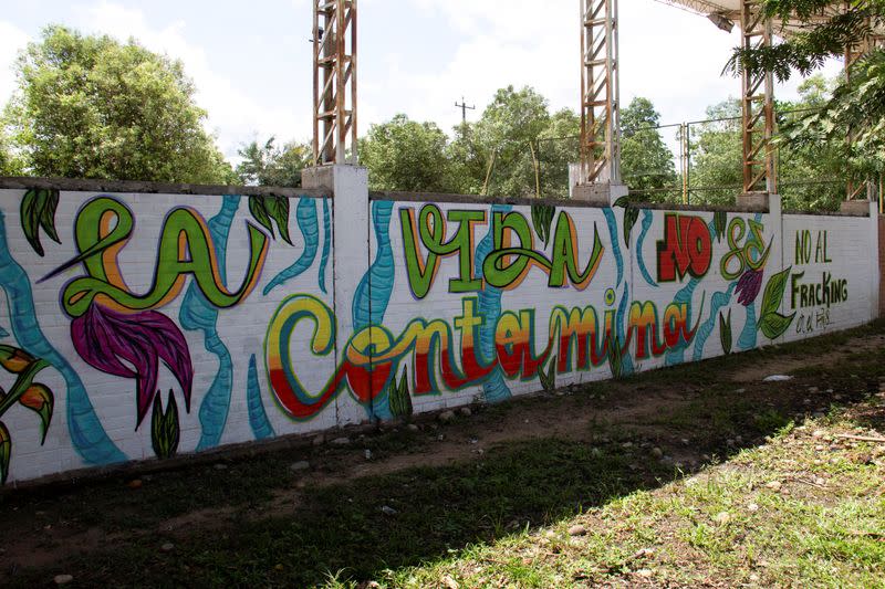 Un grafiti que dice "La vida no contamina, no al fracking" se ve en una pared en Puerto Wilches