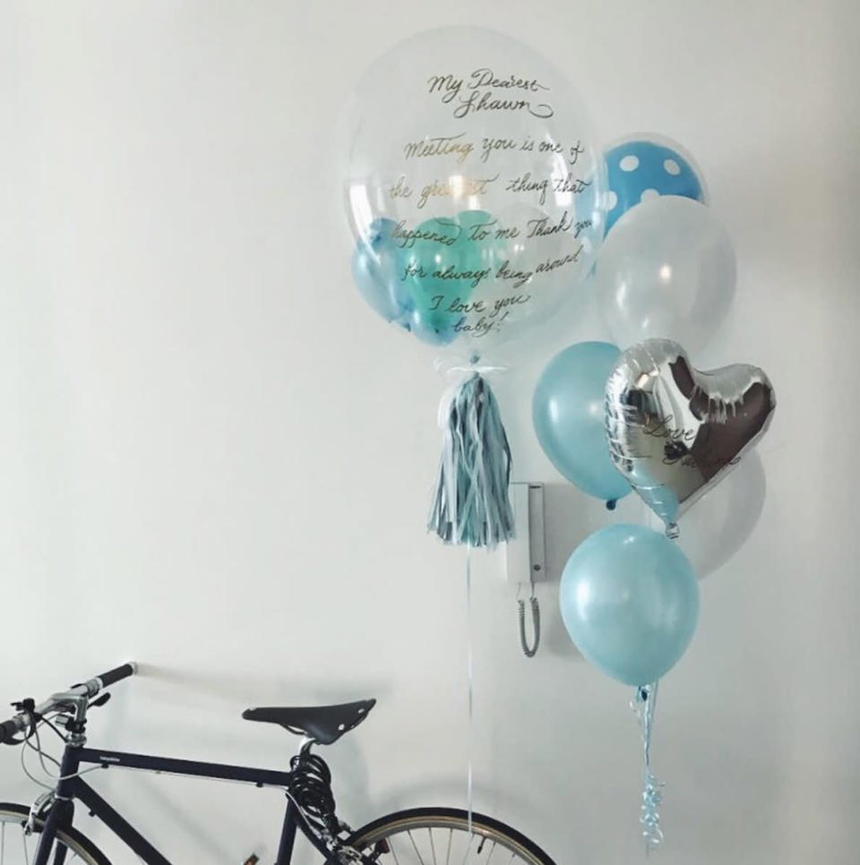 <p>Can’t stand buying flowers anymore? Homegrown start-up Cheery Balloons team up with calligraphy artist Lettereka to bring you balloon bouquets with a personalised love letter hand-painted one of the balloons. (Photo: @lettereka/Instagram) </p>