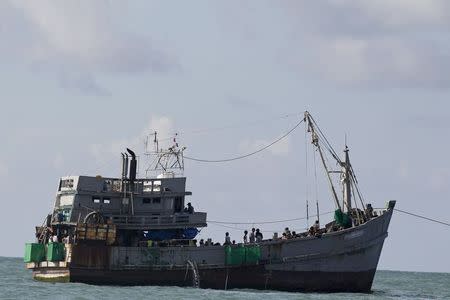 A boat packed with migrants is attached to a Myanmar navy vessel (not pictured) off Leik Island in the Andaman sea May 31, 2015. REUTERS/Soe Zeya Tun