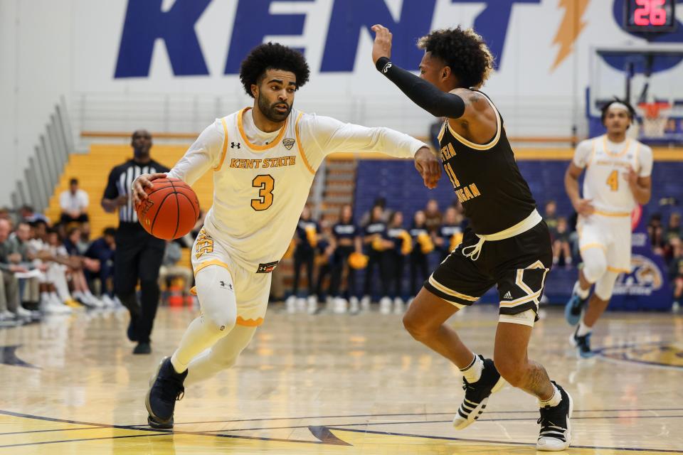 Kent State guard Sincere Carry looks to drive past Western Michigan guard Lamar Norman Jr. during the first half, Tuesday, Jan. 3, 2023 at the Kent State M.A.C. Center.