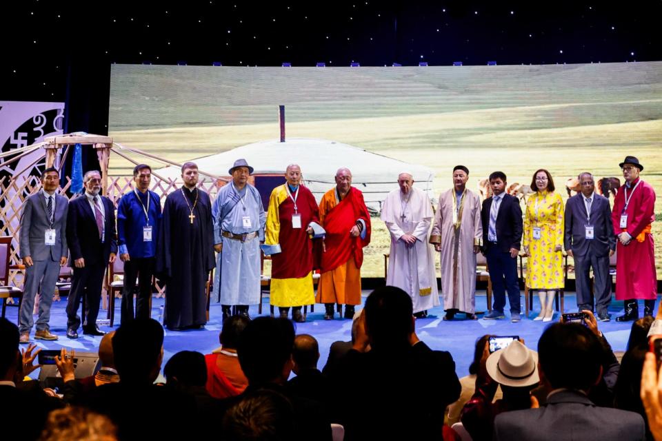 教宗方濟各9月3日在蒙古烏蘭巴托與另10個宗教的多位領袖對談。路透社