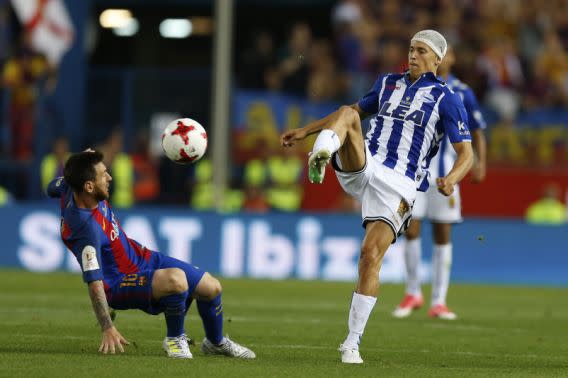 Alaves’ Marcos Llorente, right, controls the ball next to Barcelona’s Lionel Messi during the Copa del Rey final soccer match between Barcelona and Alaves at the Vicente Calderon stadium in Madrid, Spain, Saturday, May 27, 2017. (AP Photo/Francisco Seco)