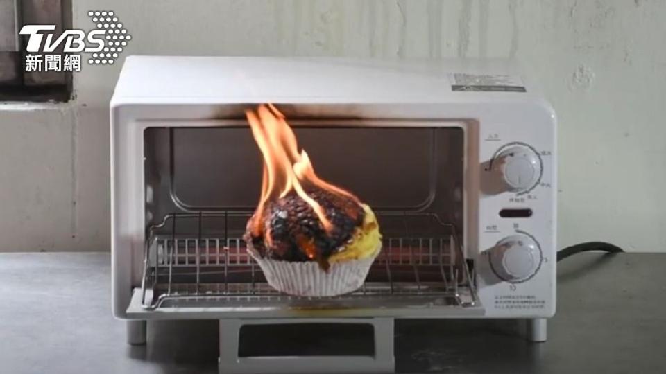 烤麵包意外起火釀成火警。（圖／TVBS）