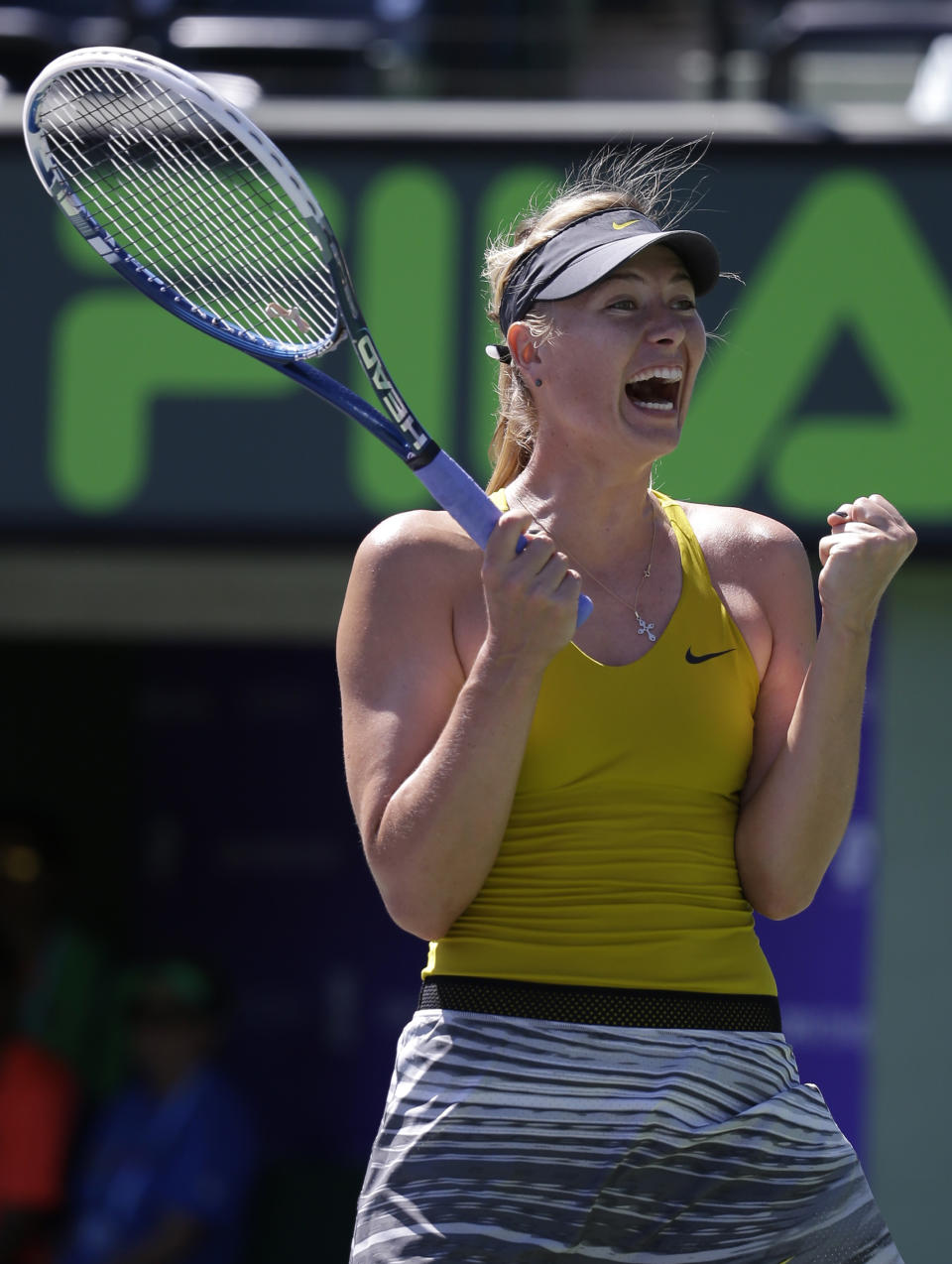 La rusa Maria Sharapova celebra tras derrotar 7-5, 6-1 a Petra Kvitova en el Masters de Miami, el martes 25 de marzo de 2014, en Key Biscayne, Florida. (AP Foto/Lynne Sladky)