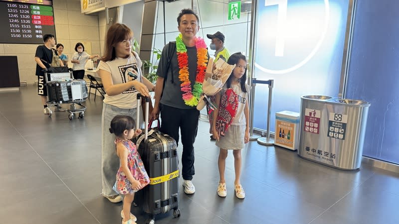 大韓航空異常驟降  旅客安全返台妻兒接機 大韓航空KE-189班機22日從韓國仁川起飛往台中時， 因飛機失壓返回仁川機場，曾先生（前右2）23日上 午順利抵達台中國際機場，妻兒帶著看板、花圈前來 接機。 中央社記者趙麗妍攝  113年6月23日 