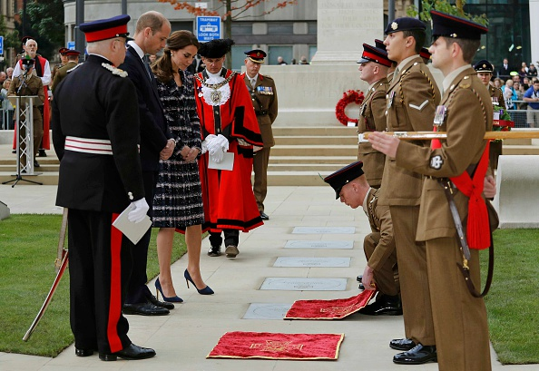 Ellos visitaron el cenotafio que le rinde tributo a los valientes recipientes de la Cruz Victoria y la Universidad de Manchester.